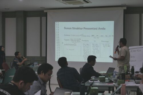 Peserta sedang mempresentasikan hasil struktur presentasinya