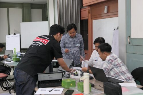 Peserta sedang bermain games memilih slide