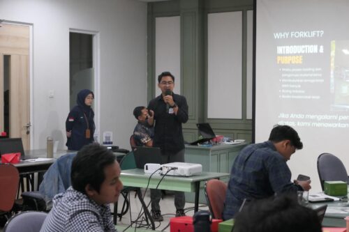 Peserta melakukan mini praktik presentasi