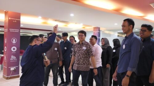 Training Smart Presentation with Data Visualization - PT Traktor Nusantara Batch 2 2 Fasilitator memandu berjalannya ice breaking