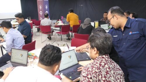 Training Smart Presentation with Data Visualization - PT Traktor Nusantara Batch 2 7 Diskusi peserta dengan fasilitator