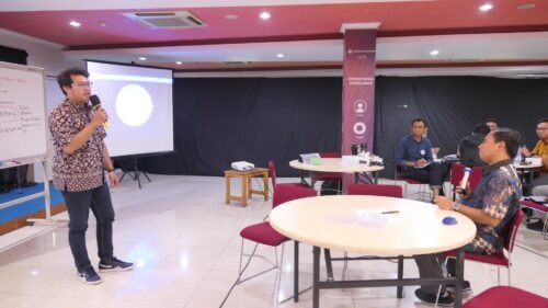 Training Smart Presentation with Data Visualization - PT Traktor Nusantara Batch 2 9 Peserta melakukan praktik delivery presentasi