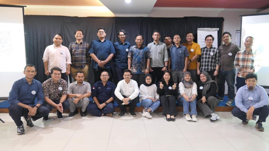 Training Smart Presentation with Data Visualization - PT Traktor Nusantara Batch 2 1 Foto bersama dengan trainer