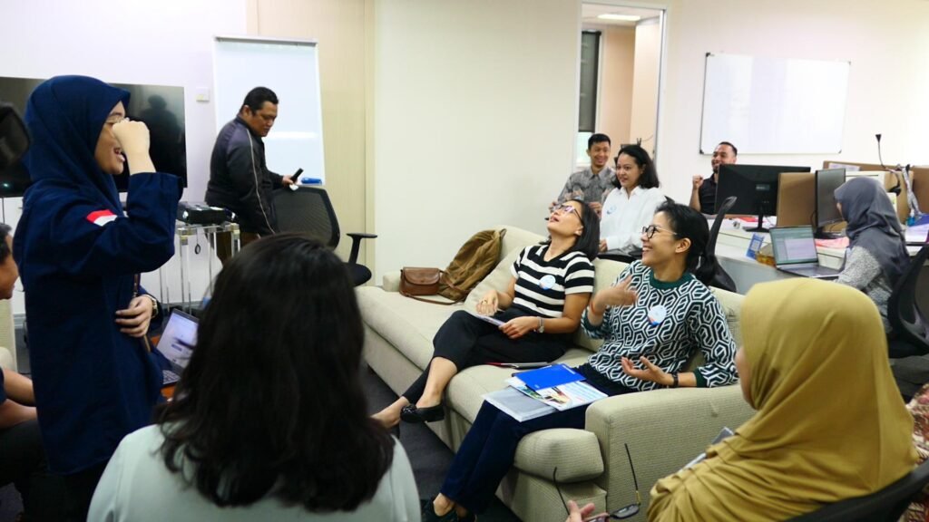Training Smart Presentation with Powerpoint, Canva & AI - Climate Policy Initiative 2 Fasilitator memandu berjalannya training