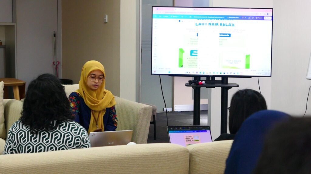 Training Smart Presentation with Powerpoint, Canva & AI - Climate Policy Initiative 5 Pemaparan materi Canva oleh Co Trainer (Fasilitator)