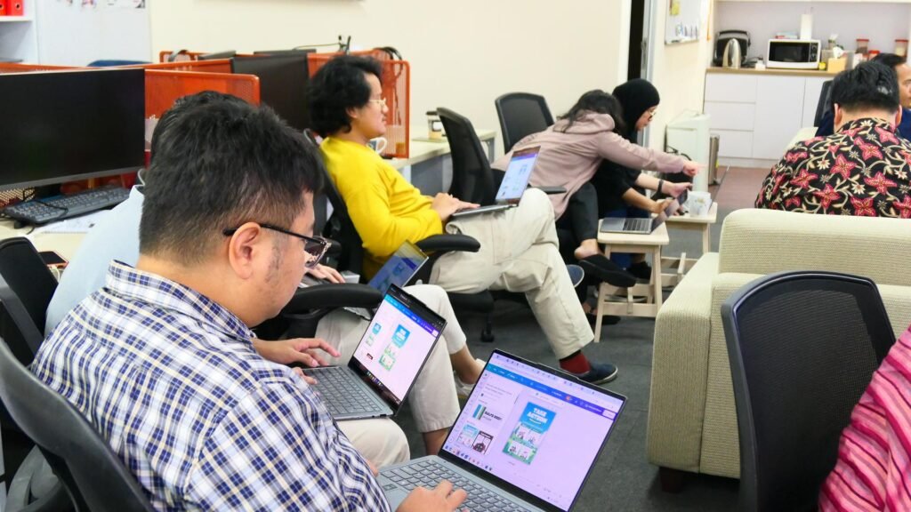 Training Smart Presentation with Powerpoint, Canva & AI - Climate Policy Initiative 7 Peserta sedang melakukan praktik Canva