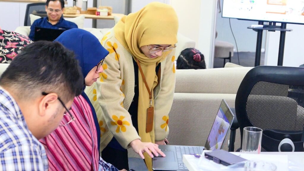 Training Smart Presentation with Powerpoint, Canva & AI - Climate Policy Initiative 8 Diskusi peserta dengan fasilitator/co trainer