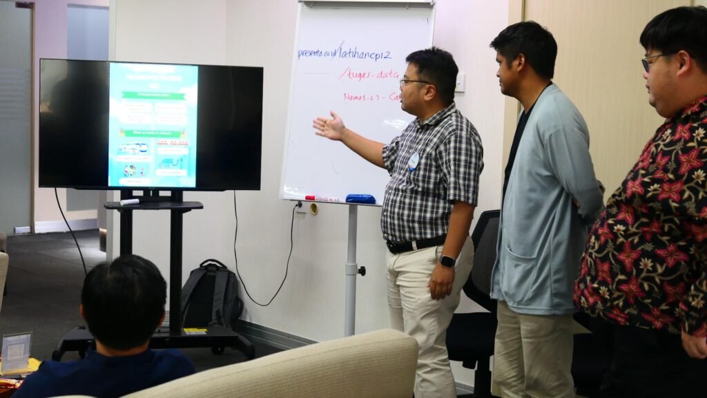 Training Smart Presentation with Powerpoint, Canva & AI - Climate Policy Initiative 9 Peserta mempresentasikan hasil kerjanya secara berkelompok