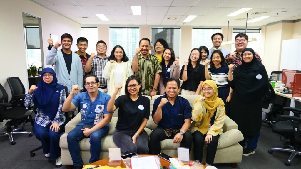 Training Smart Presentation with Powerpoint, Canva & AI - Climate Policy Initiative 1 Foto bersama trainer