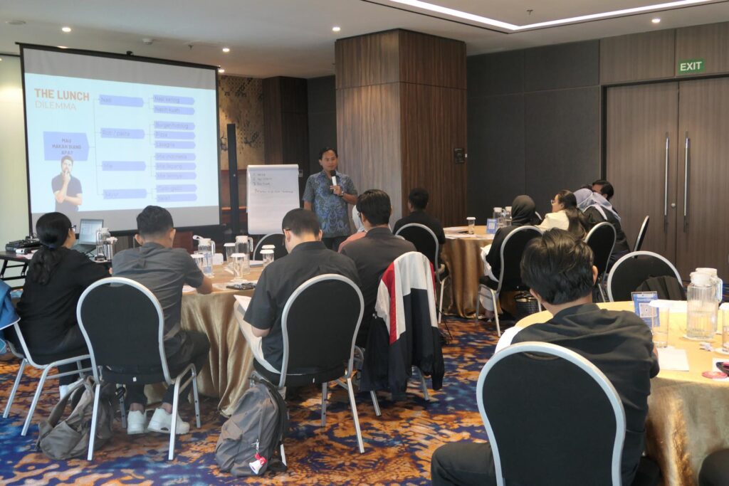 Pemaparan materi oleh trainer