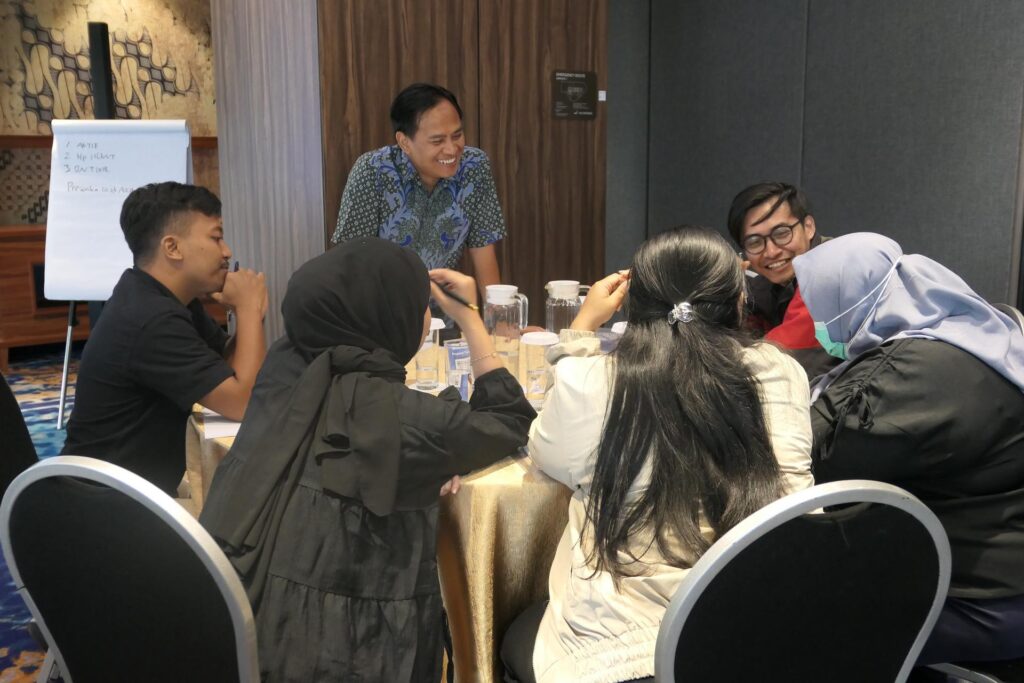 Diskusi seru peserta dengan trainer