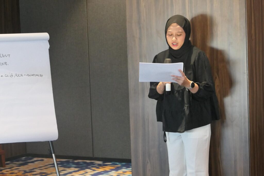 Peserta mempresentasikan hasil tugasnya