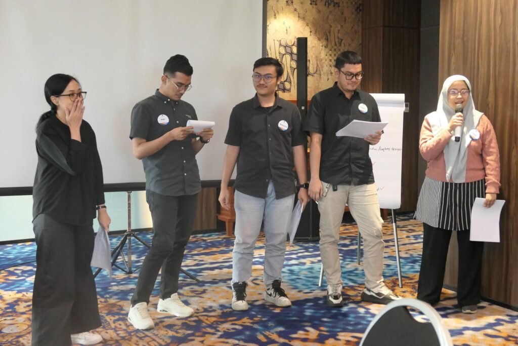 Praktik komunikasi runtut secara berkelompok