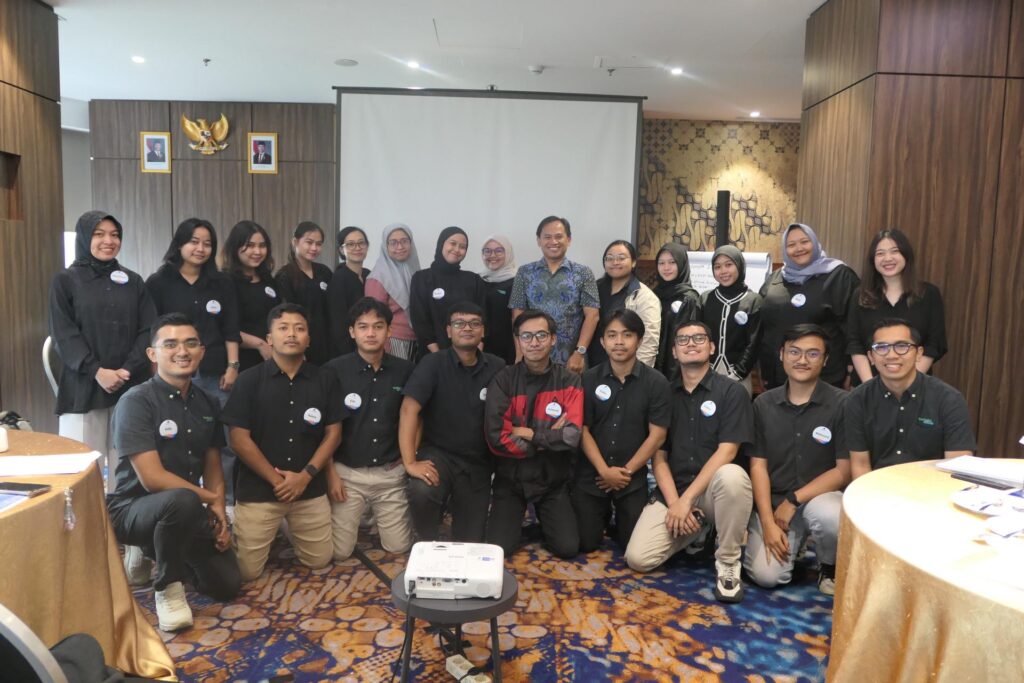 Foto bersama dengan trainer