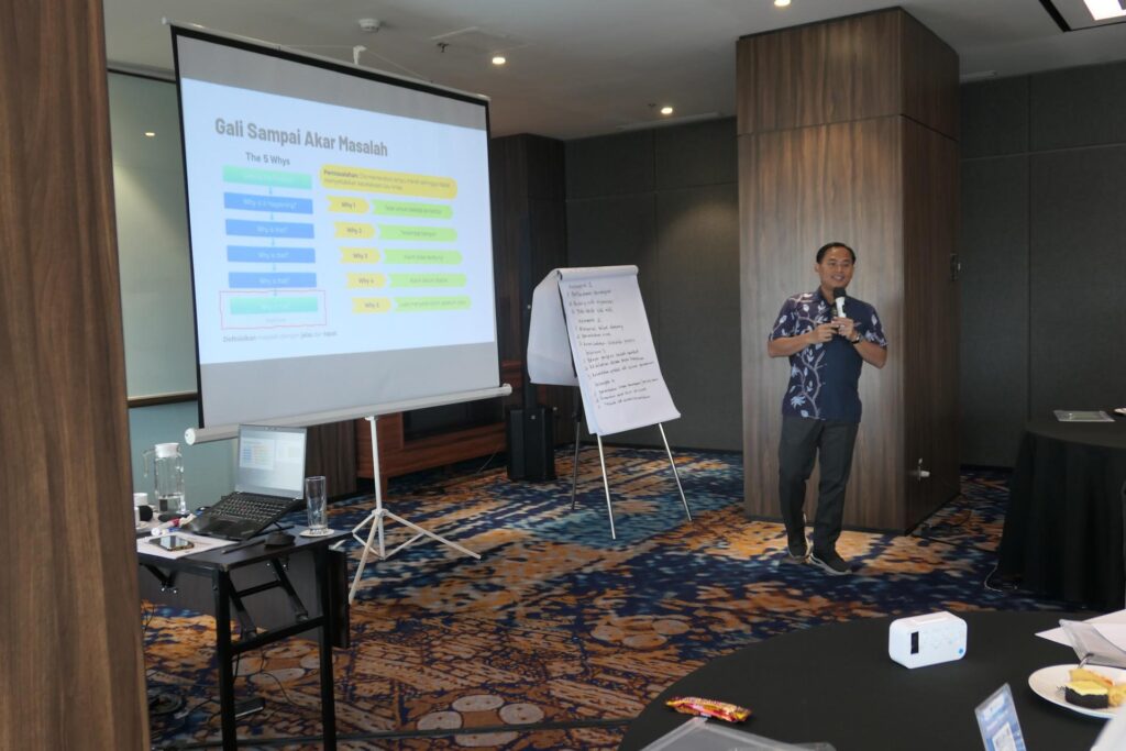 Pemaparan materi oleh trainer