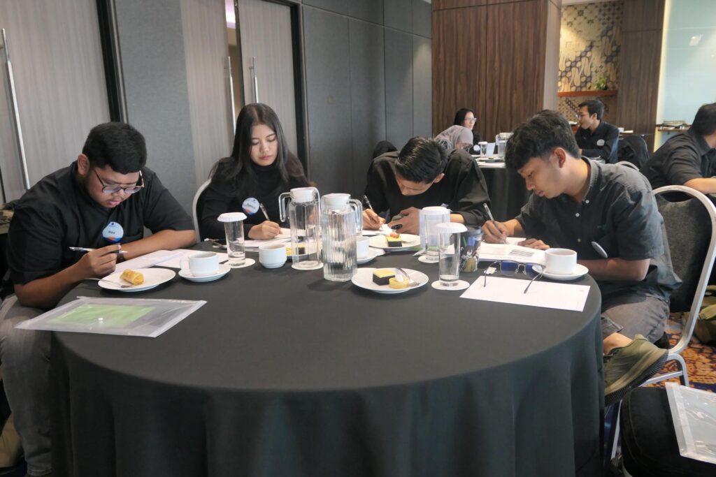 Peserta mengerjakan tugas The 5 Whys