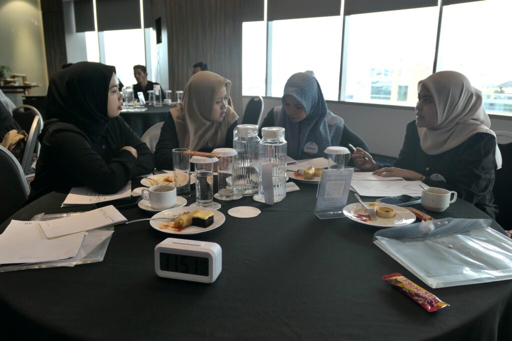 Diskusi seru antar kelompok peserta