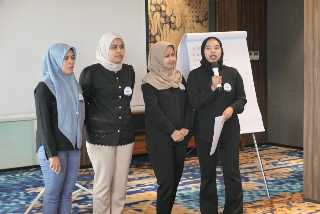 Praktik komunikasi runtut secara berkelompok