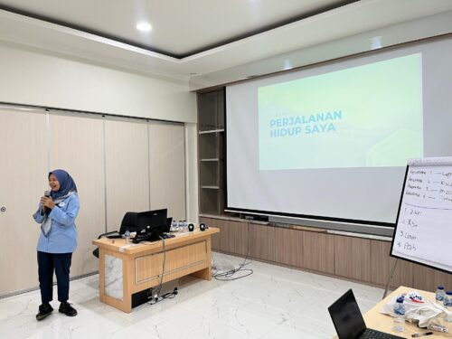 Training Smart Public Speaking - PT Tri Sakti Purwosari Makmur (KT&G TSPM) 5 Peserta sedang melakukan presentasi (Oops Presentation)