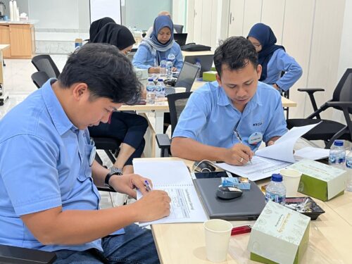 Training Smart Public Speaking - PT Tri Sakti Purwosari Makmur (KT&G TSPM) 7 Peserta mengerjakan tugas teknik delivery public speaking