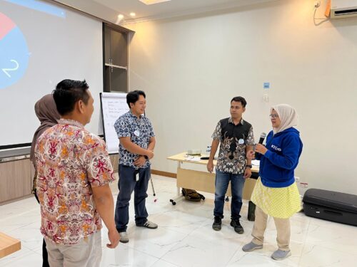 Training Smart Public Speaking - PT Tri Sakti Purwosari Makmur (KT&G TSPM) 8 Penampilan kelompok peserta dalam games "Be Outstanding"