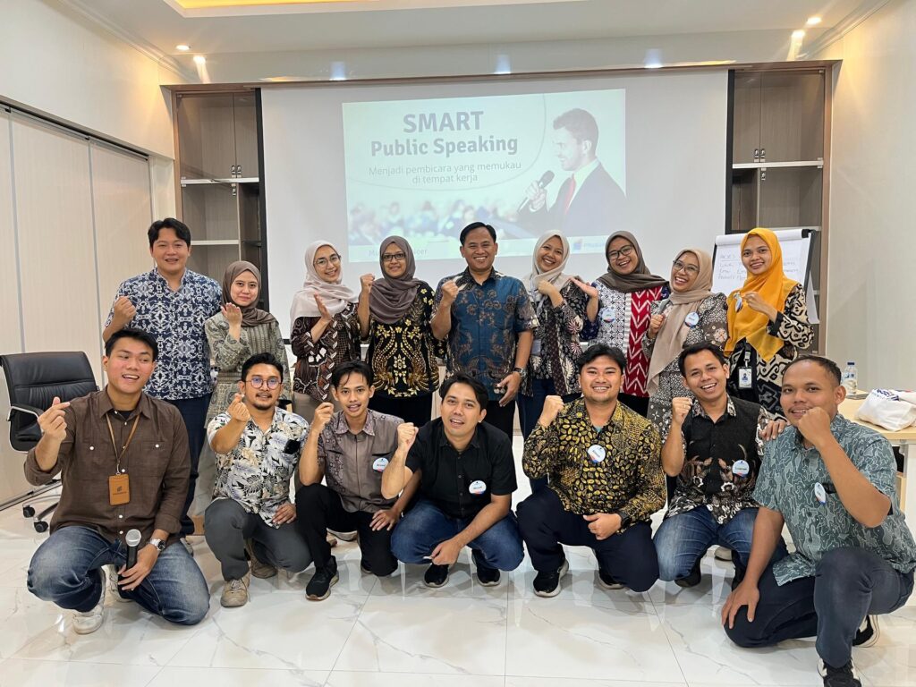 Training Smart Public Speaking - PT Tri Sakti Purwosari Makmur (KT&G TSPM) 18 Foto bersama trainer