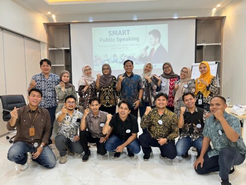 Training Smart Public Speaking - PT Tri Sakti Purwosari Makmur (KT&G TSPM) 11 Foto bersama trainer