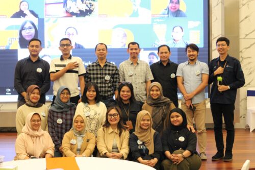 Foto bersama dengan trainer