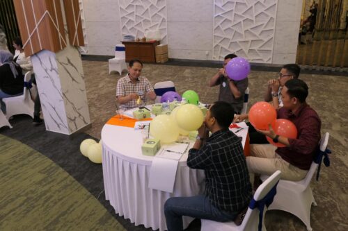 Peserta bermain games Baloon Challenge