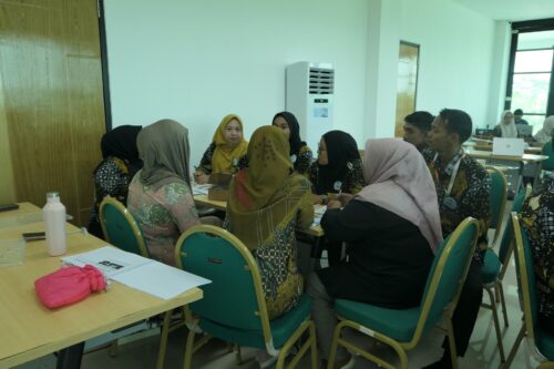 Training Smart Service Excellence - Institut Teknologi Sumatera 2 Diskusi kelompok peserta training berlangsung seru