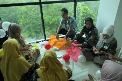 Training Smart Service Excellence - Institut Teknologi Sumatera 5 Pembuatan properti untuk games "Baloon Challenge" oleh peserta