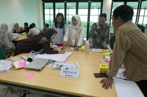 Training Smart Service Excellence - Institut Teknologi Sumatera 7 Peserta membuat alur "Customer Experience Design" secara berkelompok