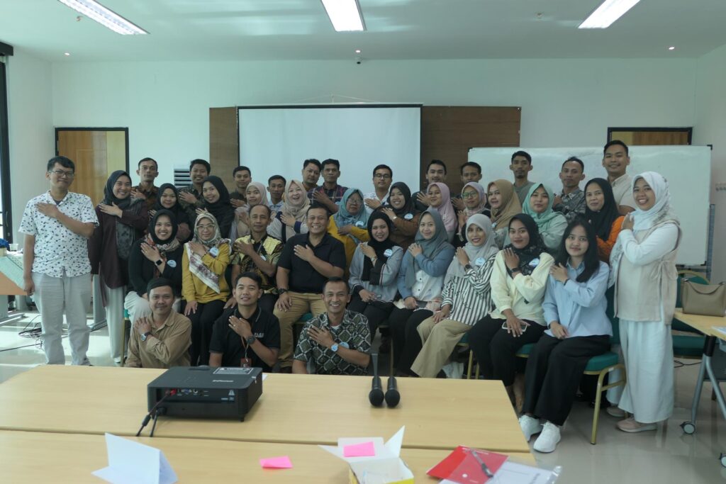 Training Smart Service Excellence - Institut Teknologi Sumatera 15 Foto bersama dengan trainer