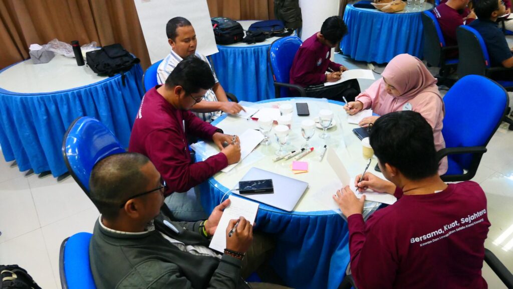 Training Smart Team Synergy – PT PLN Indonesia Power Services 5 Peserta mengerjakan tugas individu