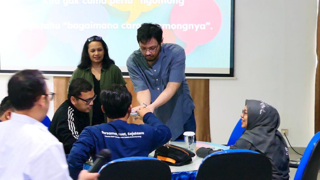 Training Smart Team Synergy – PT PLN Indonesia Power Services 8 Peserta sedang bermain "Cards of Communication"