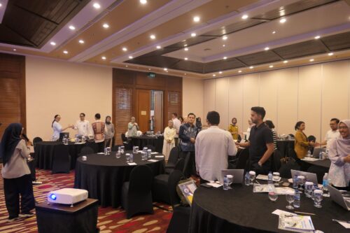 Fasilitator memandu ice breaking peserta Speed Reading BI