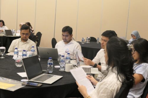 Peserta sedang praktik menghitung kecepatan baca