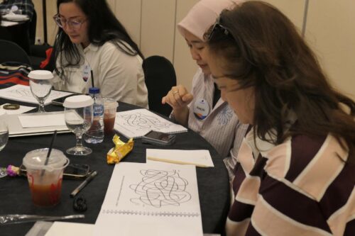 Peserta melatih konsentrasi dengan mengikuti benang kusut