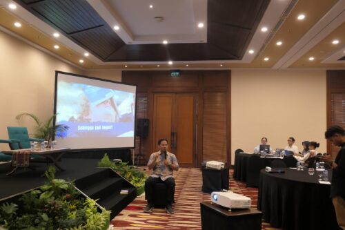 Demonstrasi menghilangkan kebiasaan buruk dalam membaca oleh trainer