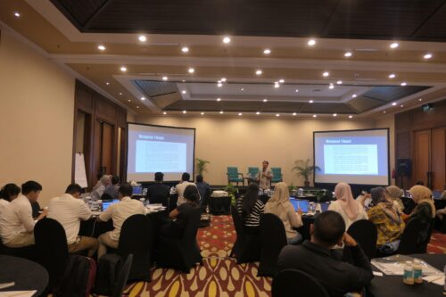 Pemaparan materi fiksasi oleh trainer