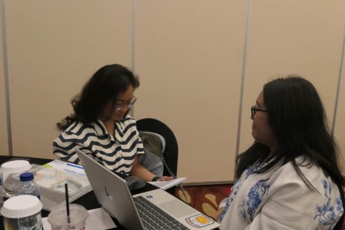 Praktik melatih kecepatan gerakan mata oleh peserta