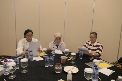 Praktik membaca cepat dengan menggunakan teknik fiksasi