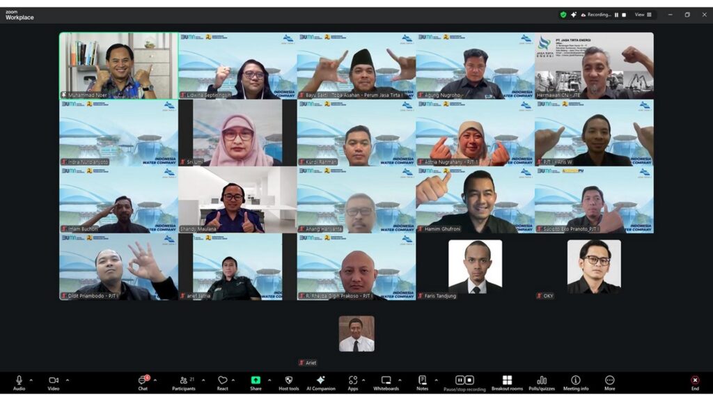 Foto bersama dengan trainer