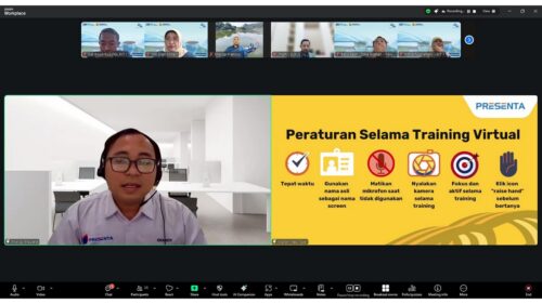 Fasilitator membaca aturan kelas kepada peserta training online