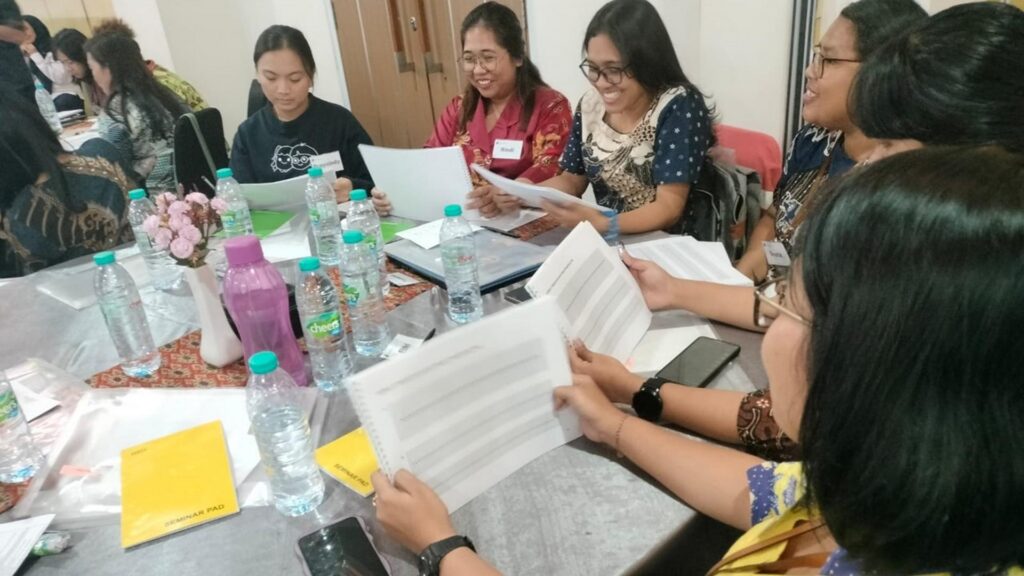 Peserta sedang melatih konsentrasi dengan menghitung titik