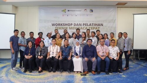 Training Speed Reading for Smart People - Sekolah Asrama Taruna Papua 11 Foto bersama trainer
