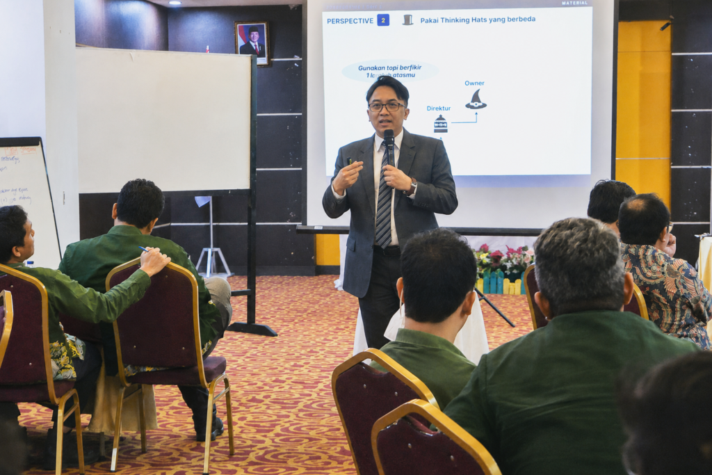 Sesi materi perspective bersama trainer