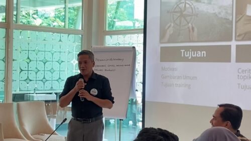 Pelatihan Training of Trainer - Kementerian Luar Negeri Republik Indonesia 7 Peserta melakukan praktik delivery presentasi