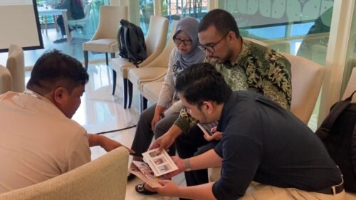 Pelatihan Training of Trainer - Kementerian Luar Negeri Republik Indonesia 6 Peserta sedang bermain games memilih slide