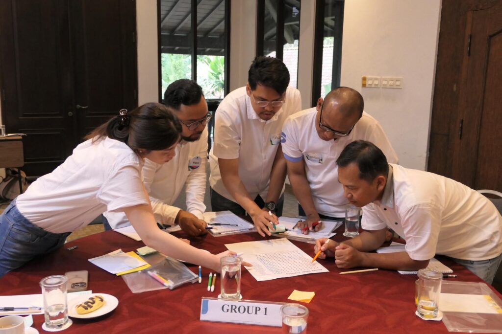 Peserta sedang mengerjakan crossword konsep dasar training